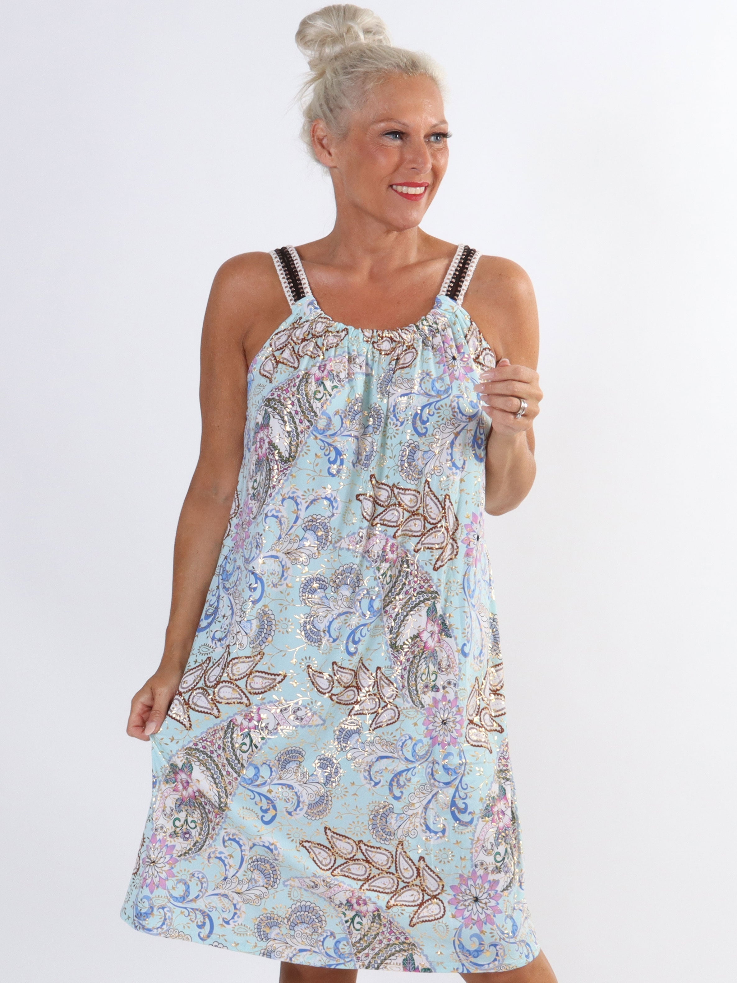 Asta Paisley - Elastisk klänning i stora storlekar med mönster och gulddetaljer